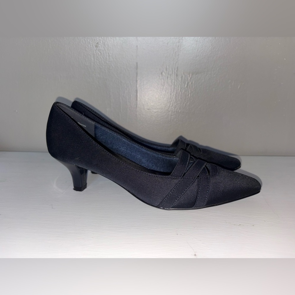 Classic Navy Pointed-Toe Kitten Heel Pumps